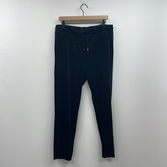 NWT Torrid Velvet High Rise Elastic Waist Tapered Pant Minimalist Black Large - Picture 3 of 9